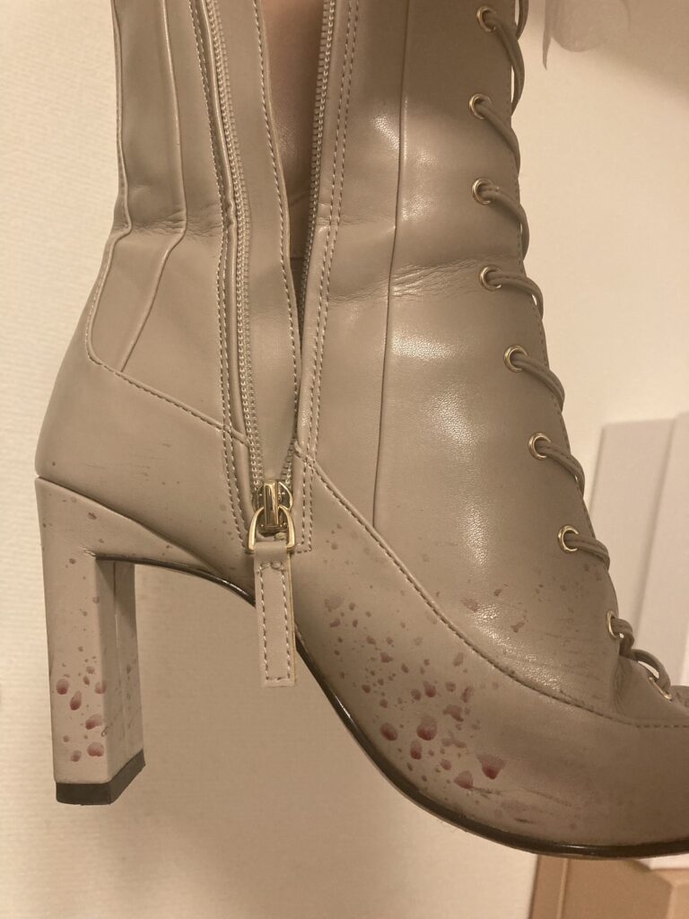 志尊ゆう／TOP DANDY トップダンディー／クラッシュ事案（写真：被害者女性のブーツ）